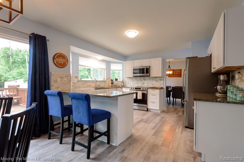 5861 MEADOWGREENE Drive, Waterford, MI 48327 — Photo 10