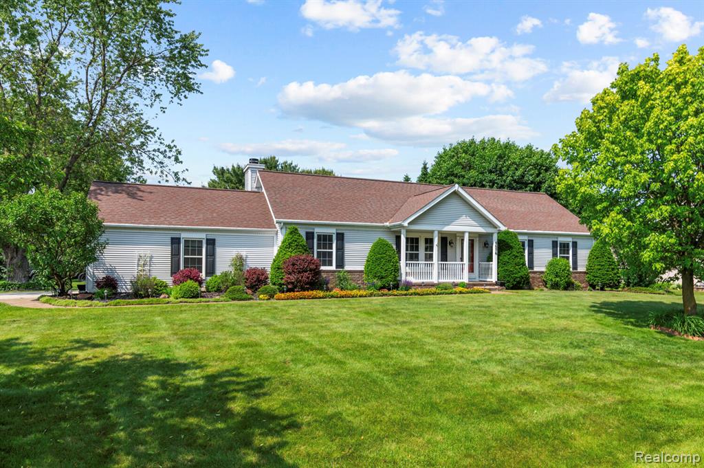 9076 Wildwood Lake Dr, Whitmore Lake, MI 48189 — front exterior