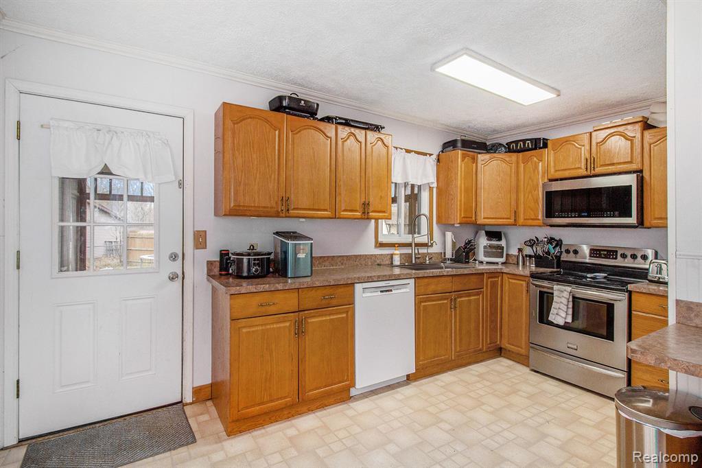 6105 SARATOGA Lane, Flint, MI 48506 — Photo 8