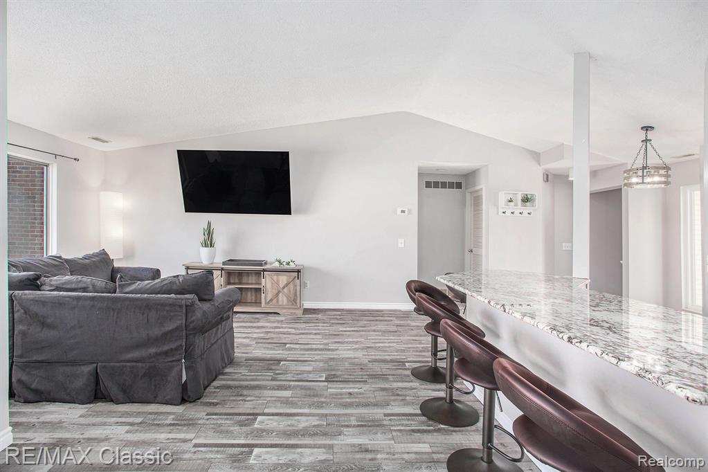6619 Ridgefield Circle, 205, West Bloomfield, MI — Photo 4