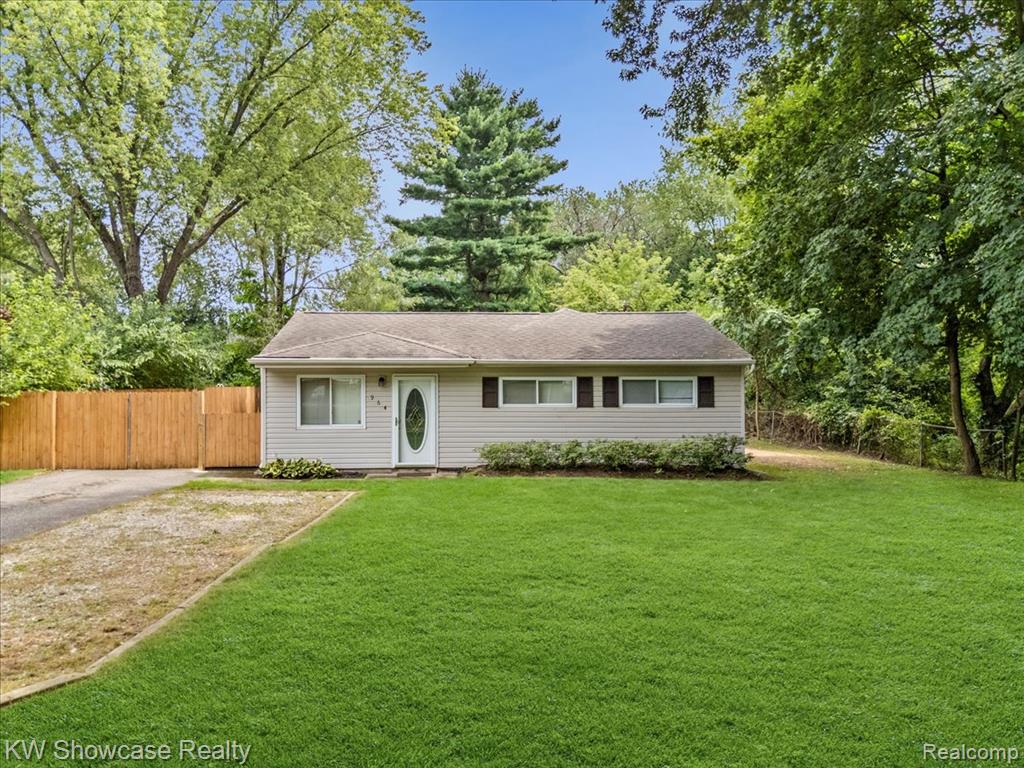 964 Daffodil Drive, Waterford, MI 48327 — Photo 3