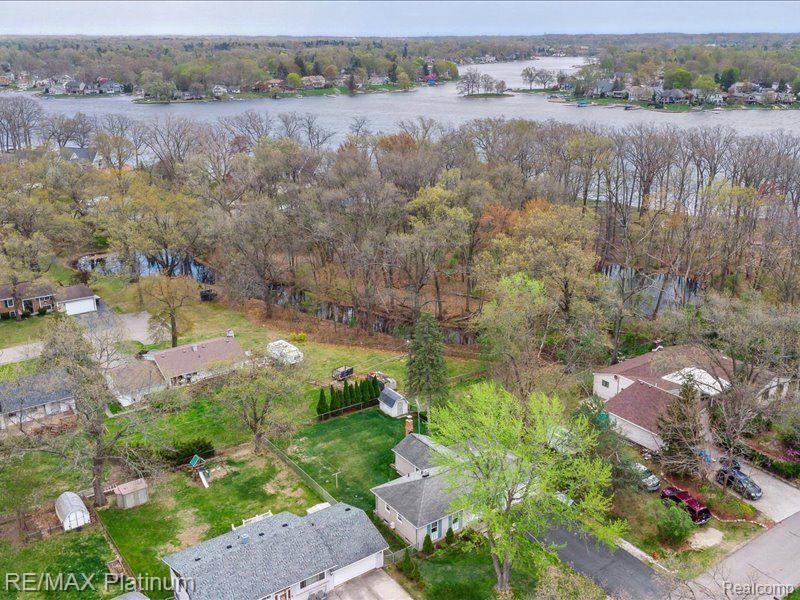 2338 ROSELAWN Street, Wolverine Lake, MI 48390 — Photo 21