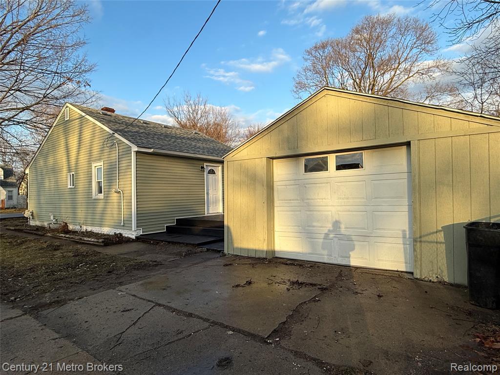 2098 E Scottwood Avenue, Burton, MI 48529 — Photo 3