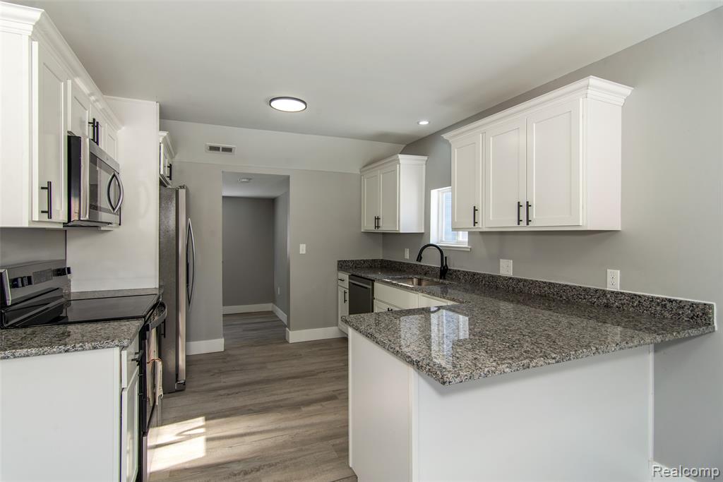5992 Pickbourne Street, Commerce Twp, MI 48382 — Photo 3