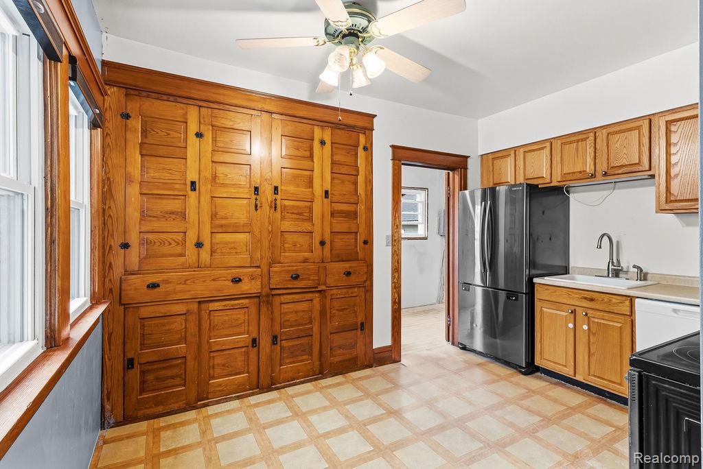 305 N Almont Avenue, Imlay City, MI 48444 — Photo 20