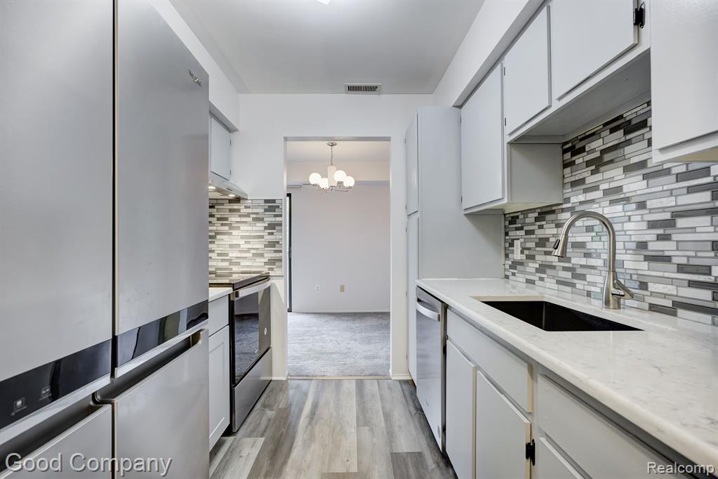 30056 W 12 MILE Road, 79, Farmington Hills, MI 48334 — Photo 14