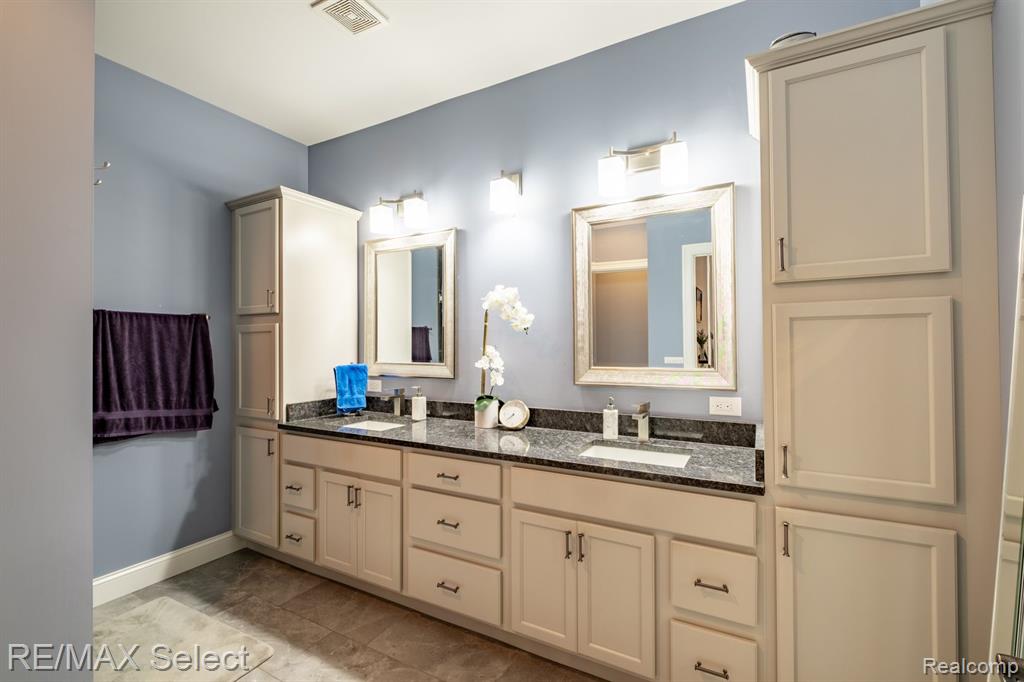 9388 MCMULLEN Circle, Fenton, MI 48430 — Photo 17