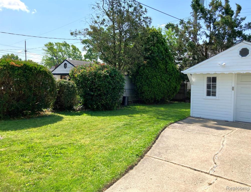8112 COOLIDGE Avenue, Center Line, MI 48015 — Photo 6