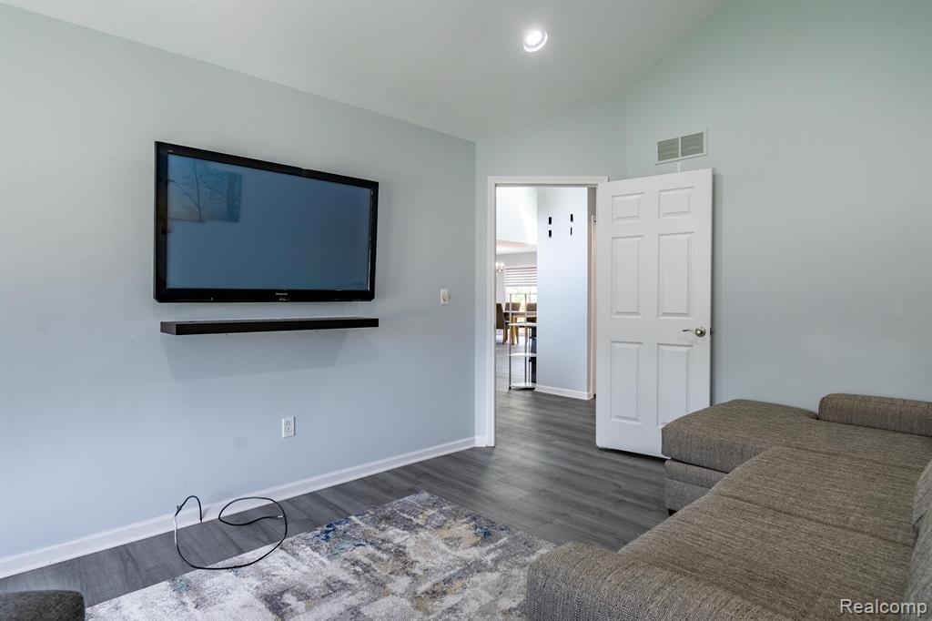 868 WOODHAVEN Drive, Commerce Twp, MI 48390 — Photo 17