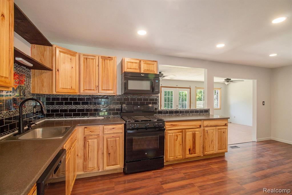2665 LOS ANGELES Drive, Wolverine Lake, MI 48390 — Photo 8