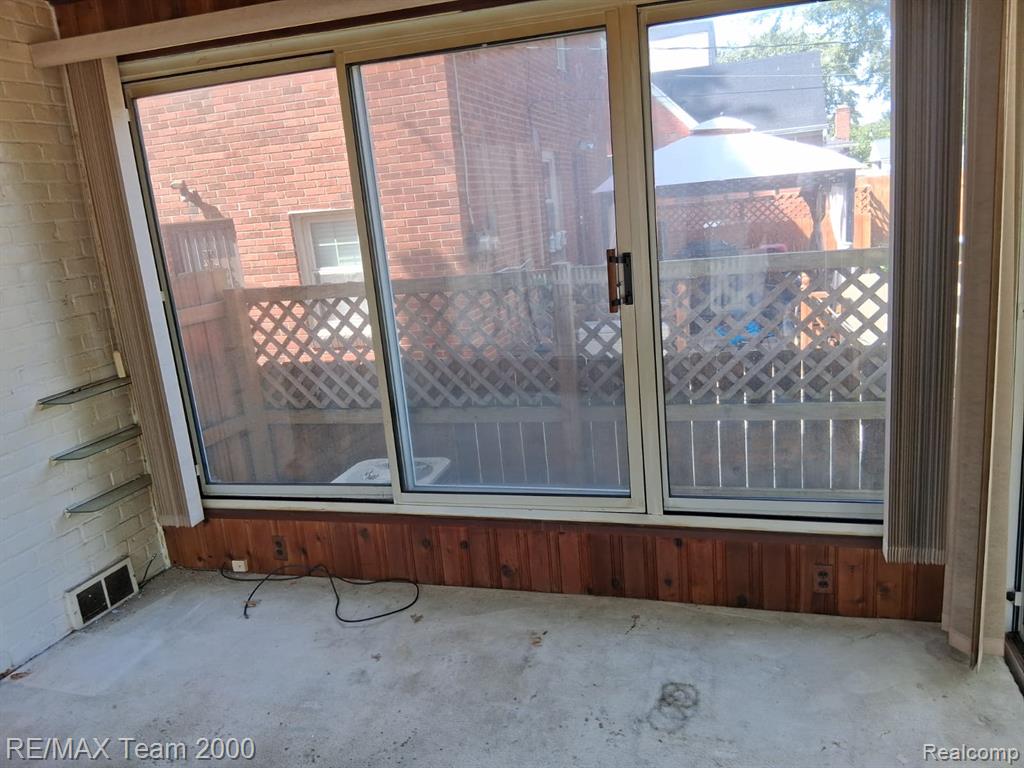 5228 Hillcrest Street, Detroit, MI 48236 — Photo 7