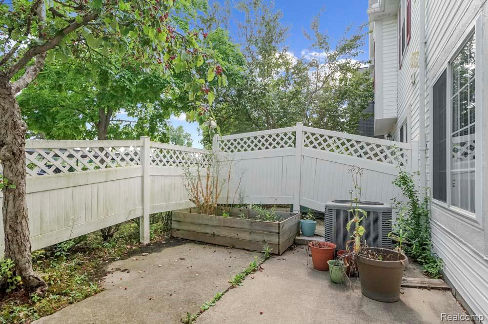 22051 Atlantic Pointe, Farmington Hills, MI 48336 — Photo 23
