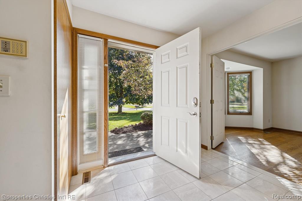 48818 Pebble Lane, Novi, MI — Photo 6