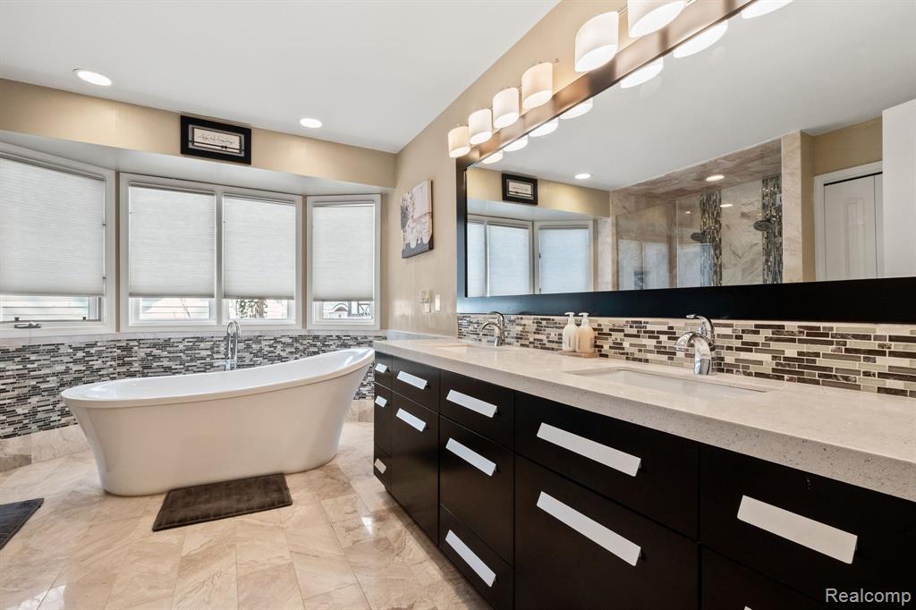 7111 Elder Court S, West Bloomfield, MI 48324 — Photo 19