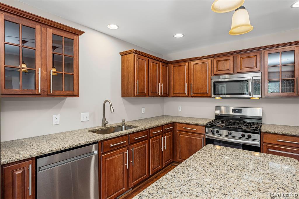740 Eastbridge Court, Rochester Hills, MI 48307 — Photo 14