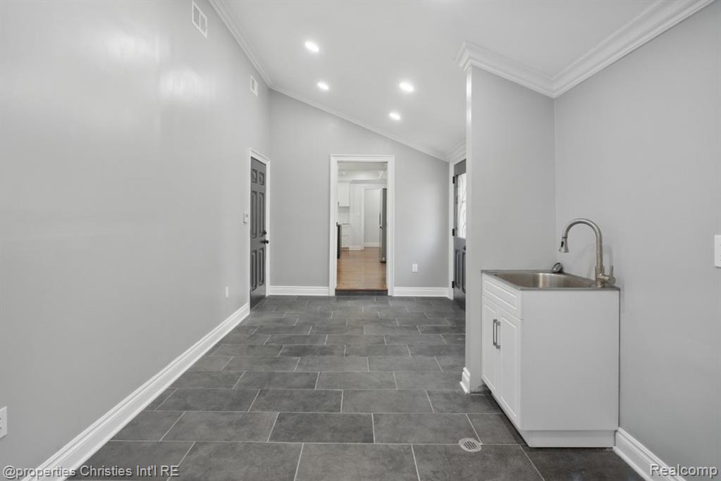 18051 Locherbie Avenue, Beverly Hills, MI 48025 — Photo 17