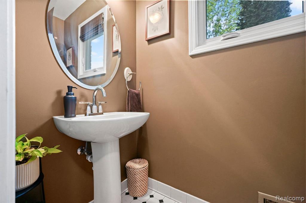 47352 DOVE Court, Shelby Twp, MI 48315 — Photo 34