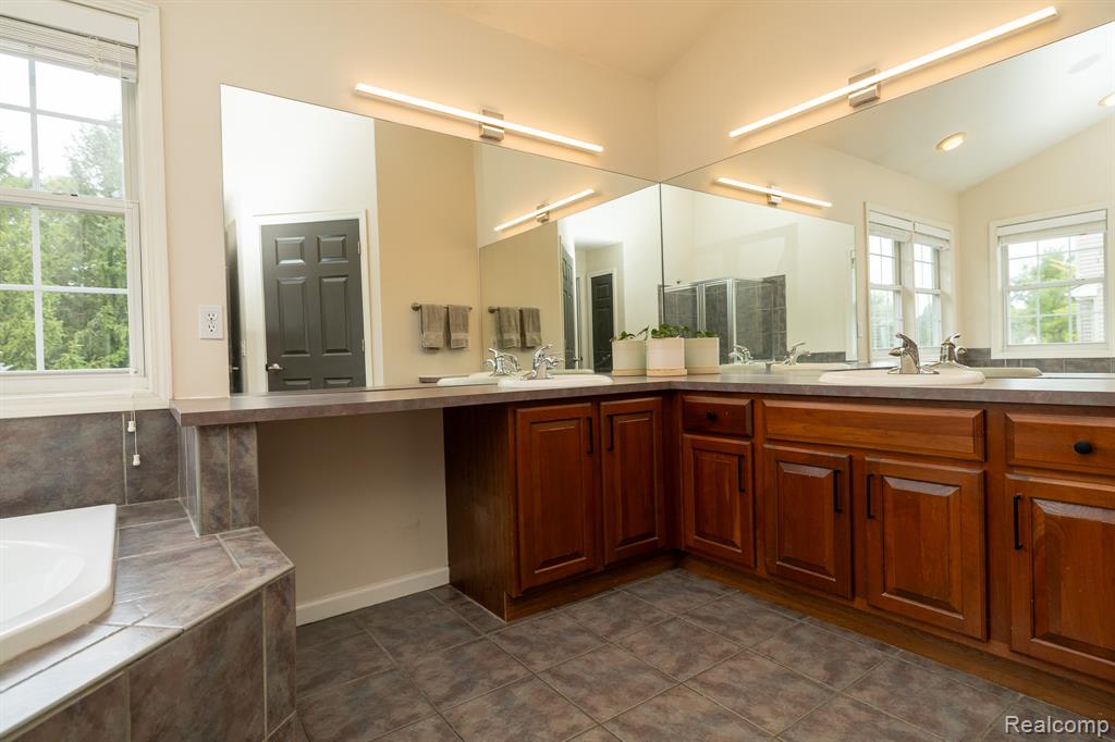 4910 Knollcrest Court, Commerce Twp, MI 48382 — Photo 34