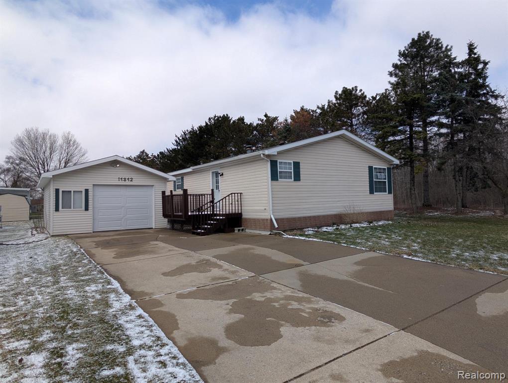 11312 N Lake Drive, Fenton, MI 48430 — front exterior