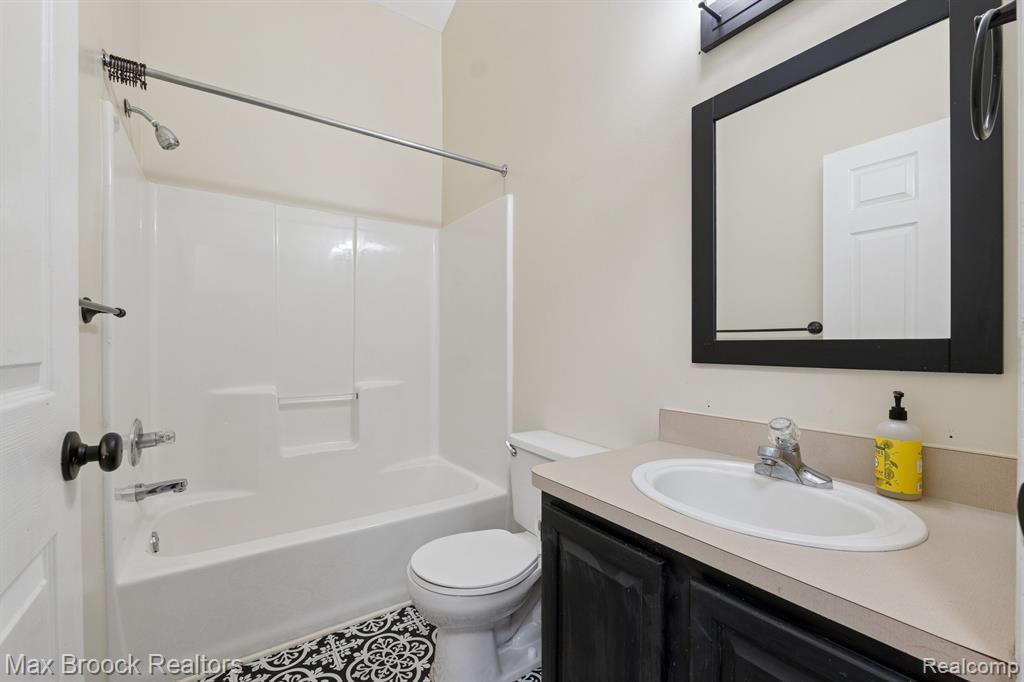 758 Huntclub Boulevard, Auburn Hills, MI 48326 — Photo 17