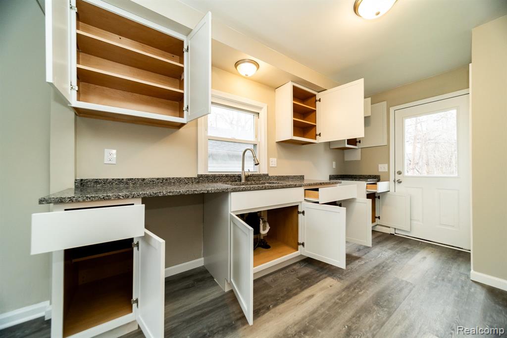 634 W HARWOOD Avenue, Madison Heights, MI 48071 — Photo 13