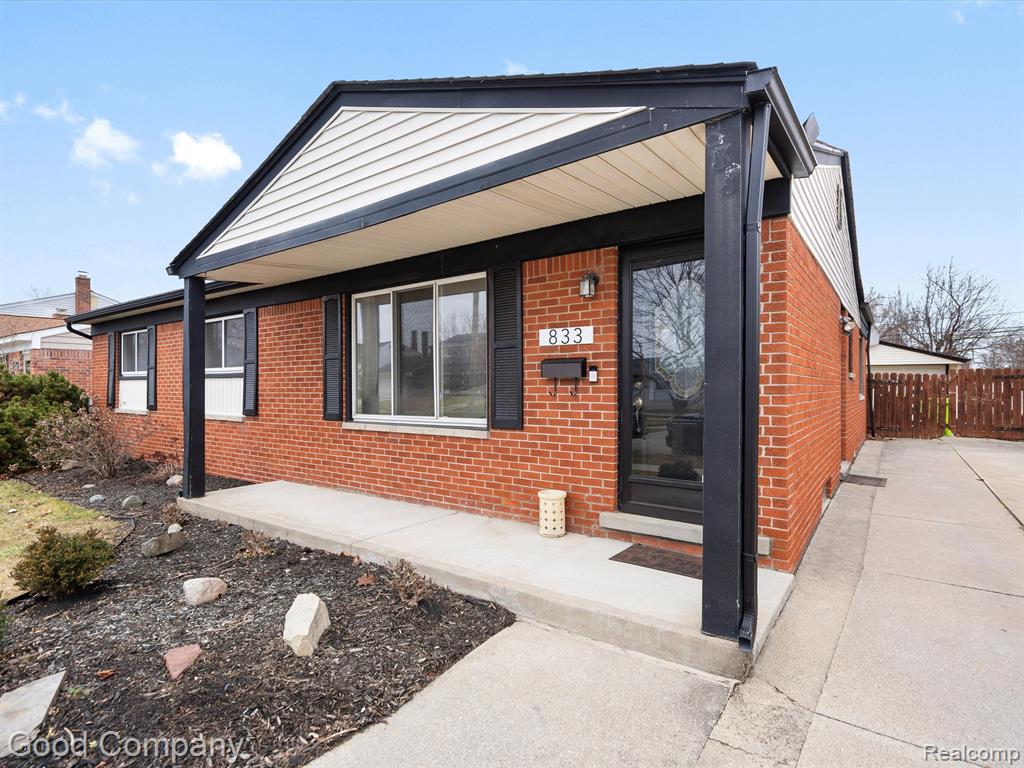 833 TANGLEWOOD Drive, Madison Heights, MI 48071 — Photo 2