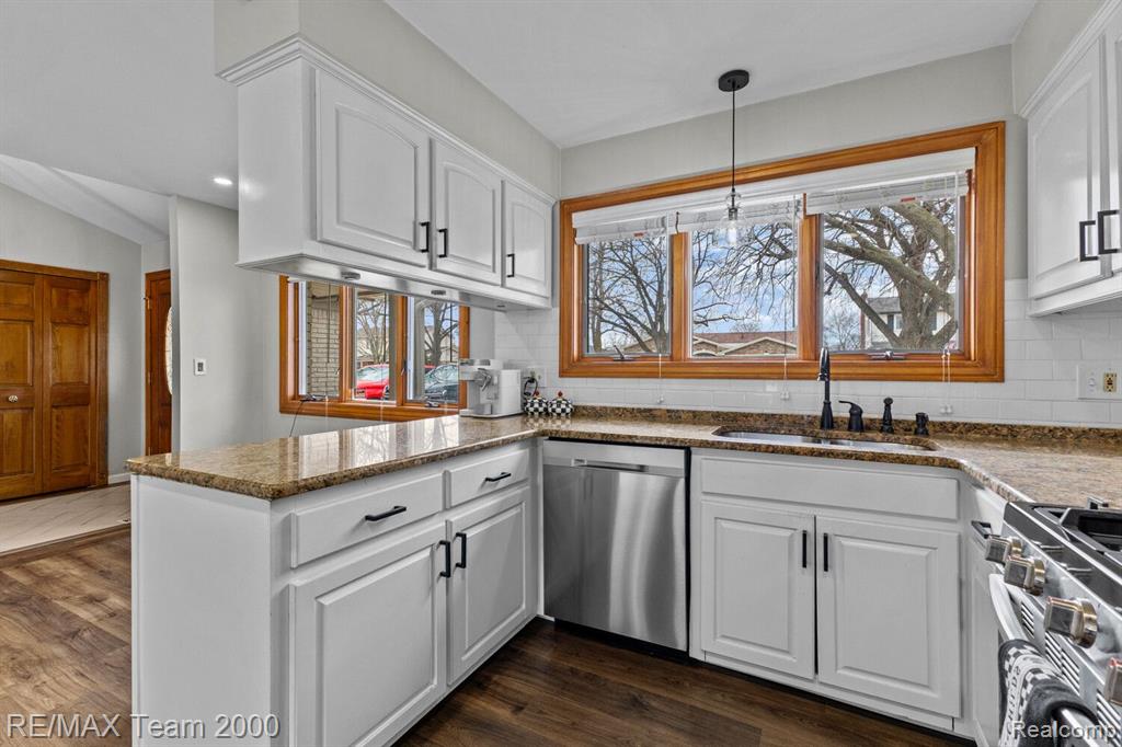 708 DOVER Street, Dearborn Heights, MI 48127 — Photo 10