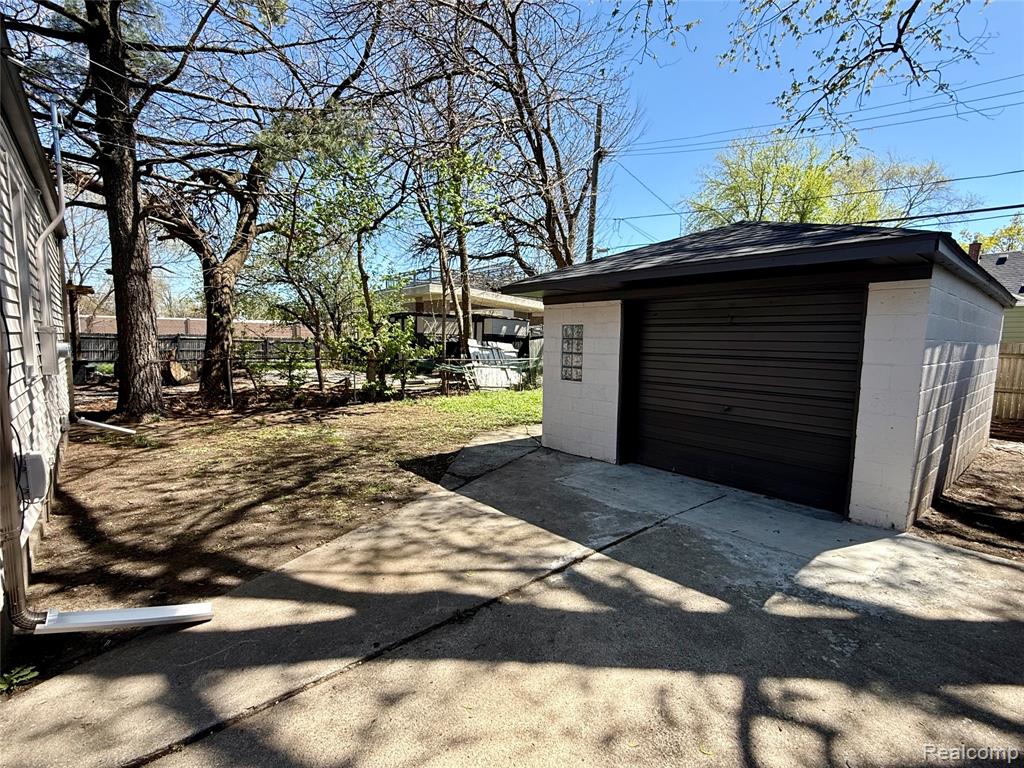828 E Elza Avenue, Hazel Park, MI 48030 — Photo 4