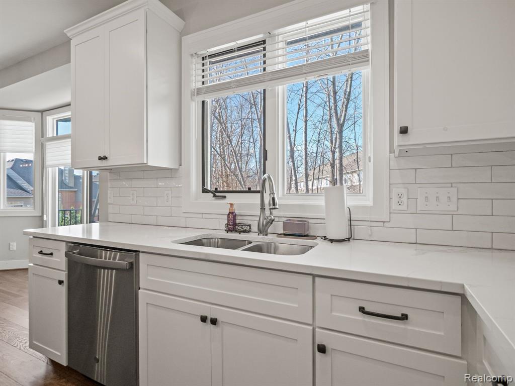 6470 CREEKSIDE Drive, Shelby Twp, MI 48316 — Photo 15