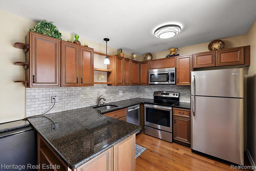 2855 ROUNDTREE Drive, APT 104 L, Troy, MI 48083 — Photo 10