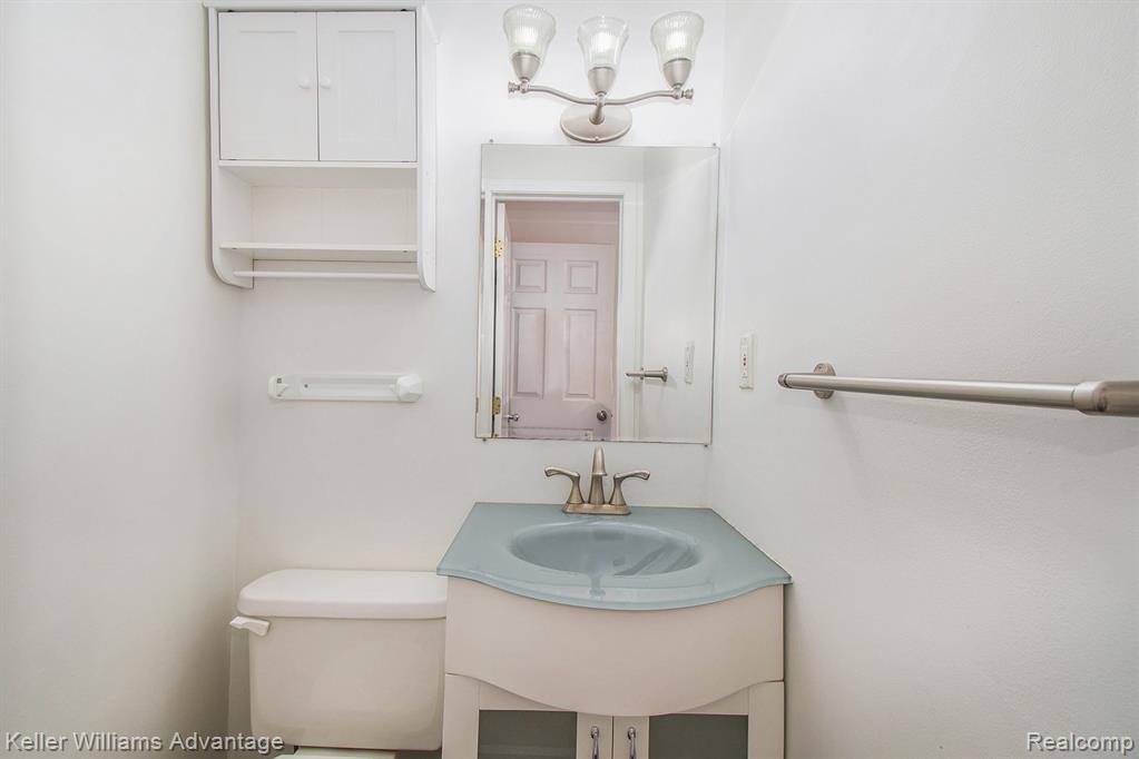 6204 Beechfield Drive, Lansing, MI 48911 — Photo 9