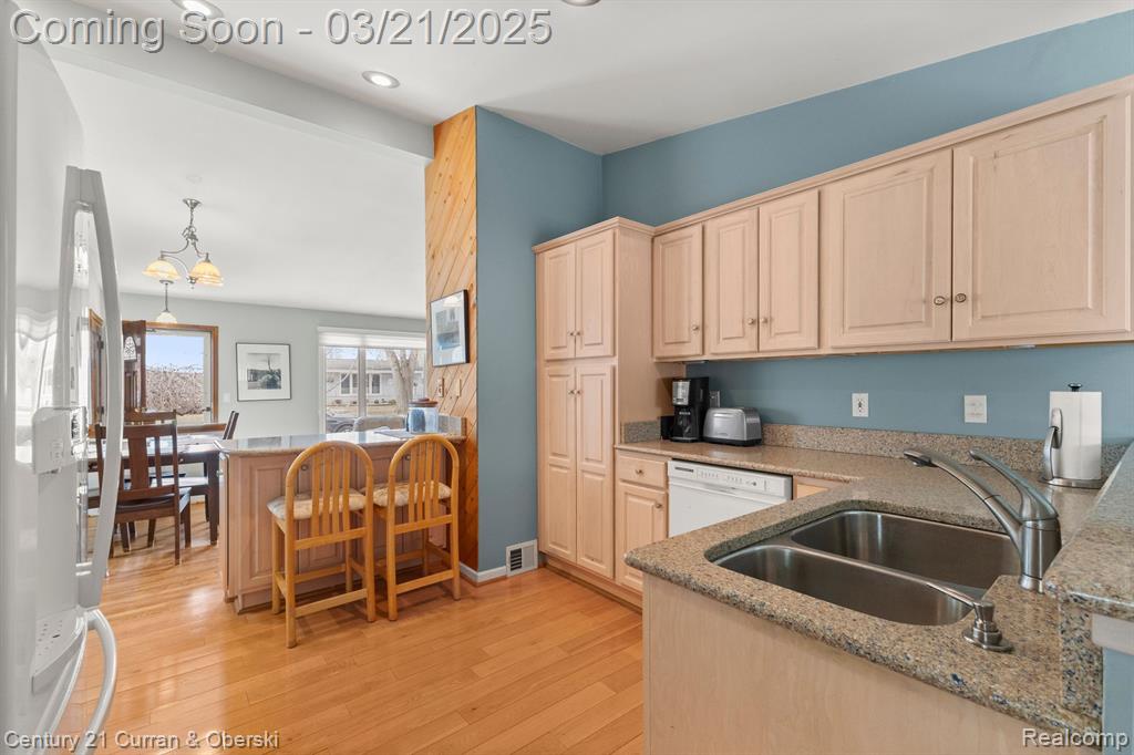 7484 N CHARLESWORTH Street, Dearborn Heights, MI 48127 — Photo 15