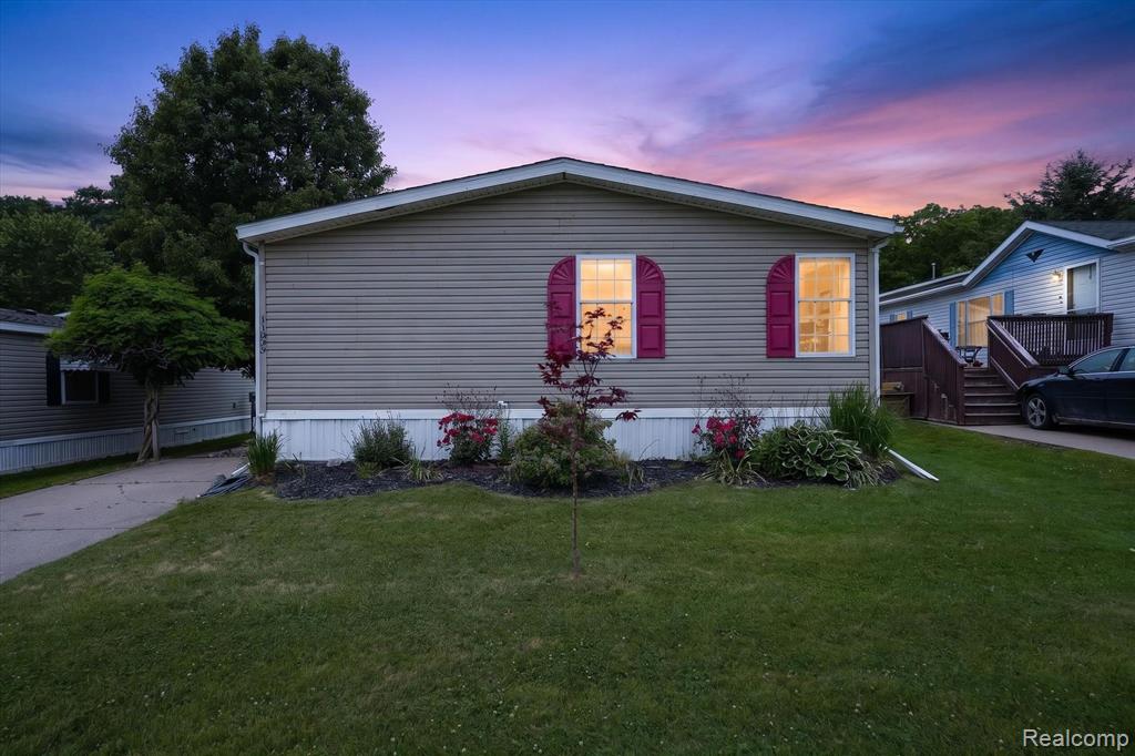 11595 Clearwater Drive, Fenton, MI 48430