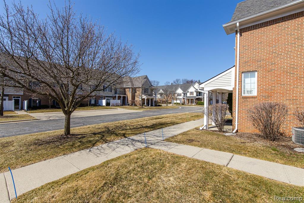 708 AMBERLY Drive, A, Waterford, MI 48328 — Photo 29
