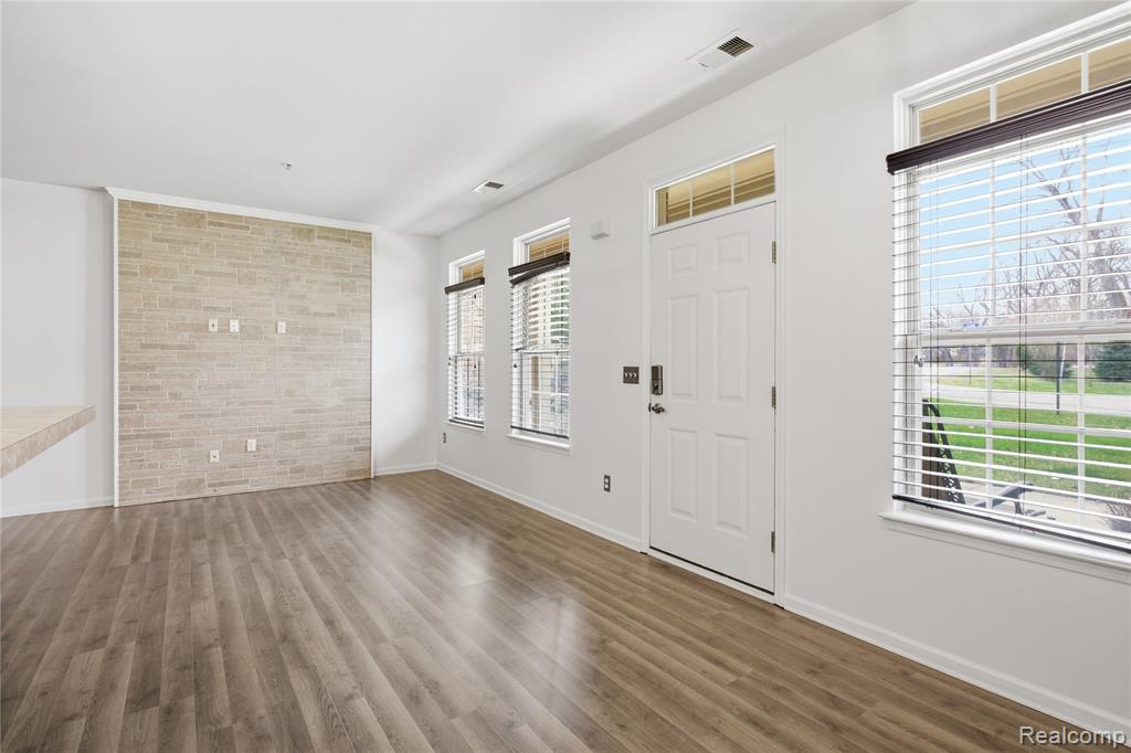 526 Red Oak Court, Walled Lake, MI 48390 — Photo 9