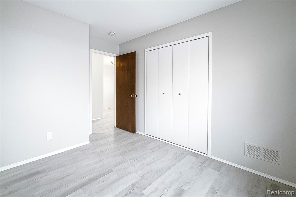 7590 MANOR Circle, Westland, MI — Photo 21