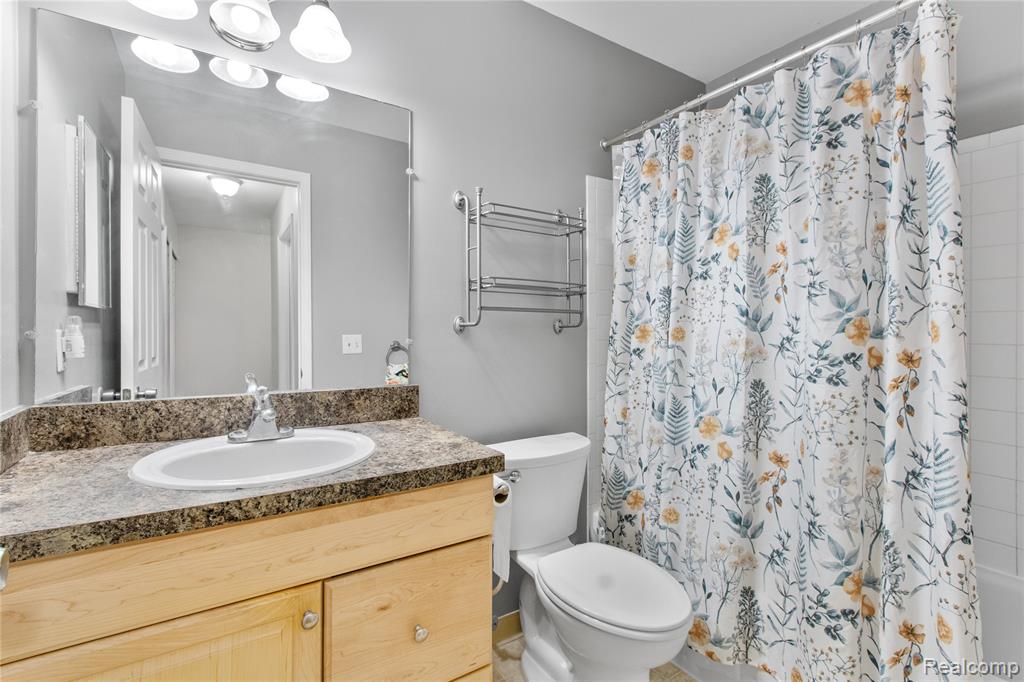 33905 Pondview Circle, Livonia, MI 48152 — Photo 15
