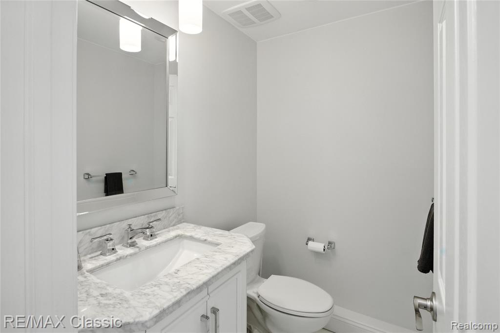 7027 Beverly Crest Drive, West Bloomfield, MI — Photo 9