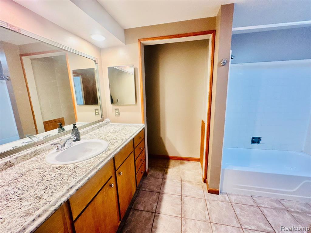 29720 CITY CENTER Drive, 4, Warren, MI 48093 — Photo 14