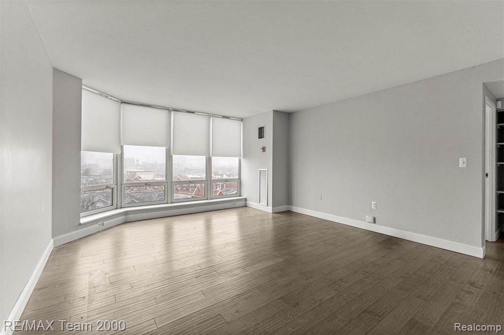 250 E HARBORTOWN Drive, 702, Detroit, MI 48207 — Photo 5