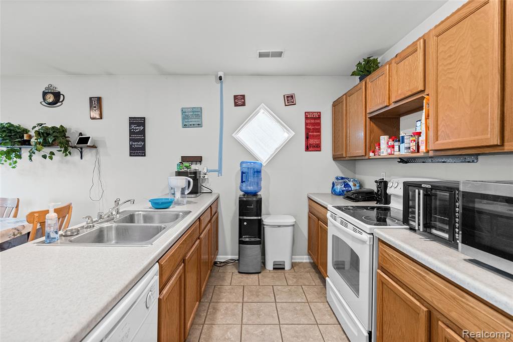 4485 Home Town Drive, Flint, MI 48506 — Photo 7
