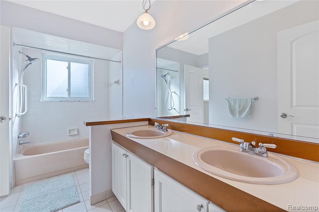 922 Canterbury Drive, Madison Heights, MI 48071 — Photo 22