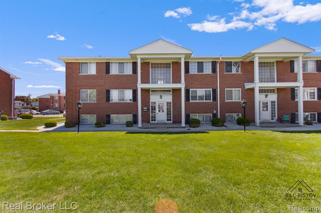 8140 CRESTVIEW Drive, Sterling Heights, MI 48312 — Photo 2
