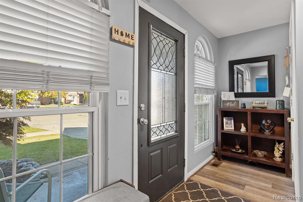 811 SAINT JOHNS Boulevard, Lincoln Park, MI 48146 — Photo 5