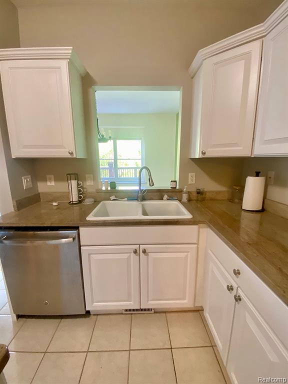 8095 Woodstone Court, Grand Blanc, MI 48439 — Photo 9