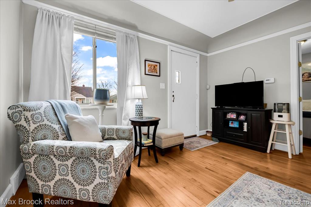 2208 Avondale Street, Sylvan Lake, MI 48320 — Photo 2