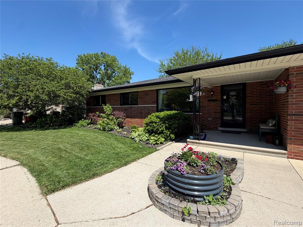 39540 Aynesley Street, Clinton Twp, MI 48038 — Photo 2