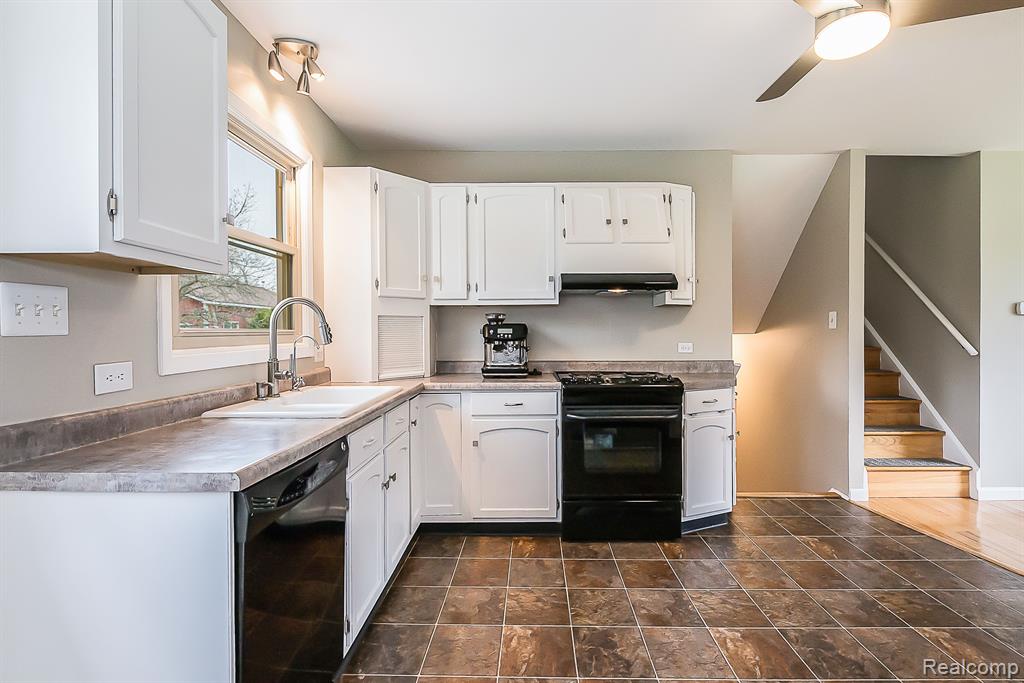 3672 W NORTH TERRITORIAL Road, Whitmore Lake, MI 48189 — Photo 16