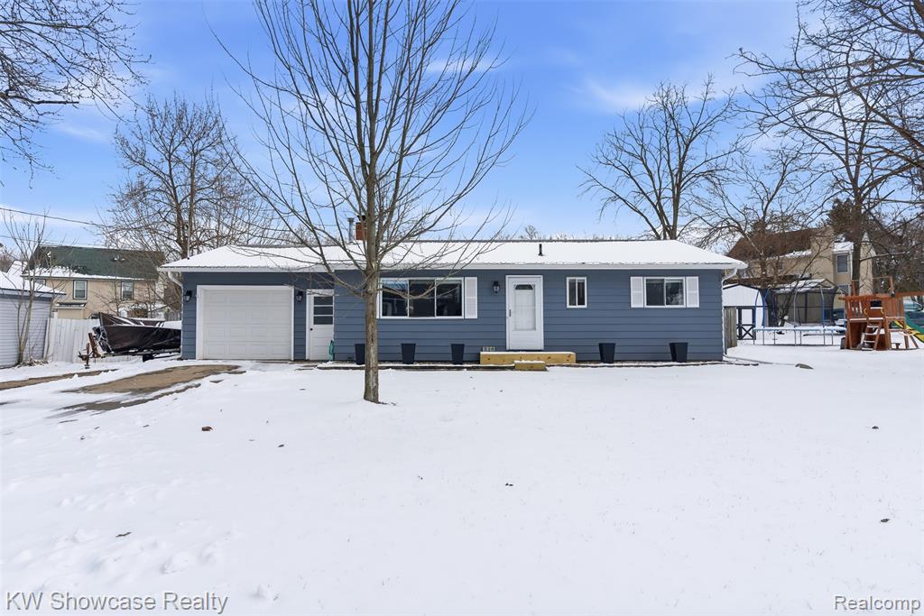 214 Willow Lane, Linden, MI 48451 — front exterior