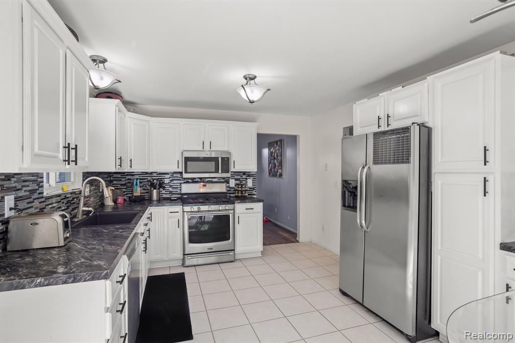 811 SAINT JOHNS Boulevard, Lincoln Park, MI 48146 — Photo 11